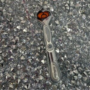 Gillette Silver Handle with Orange Accent battery powered